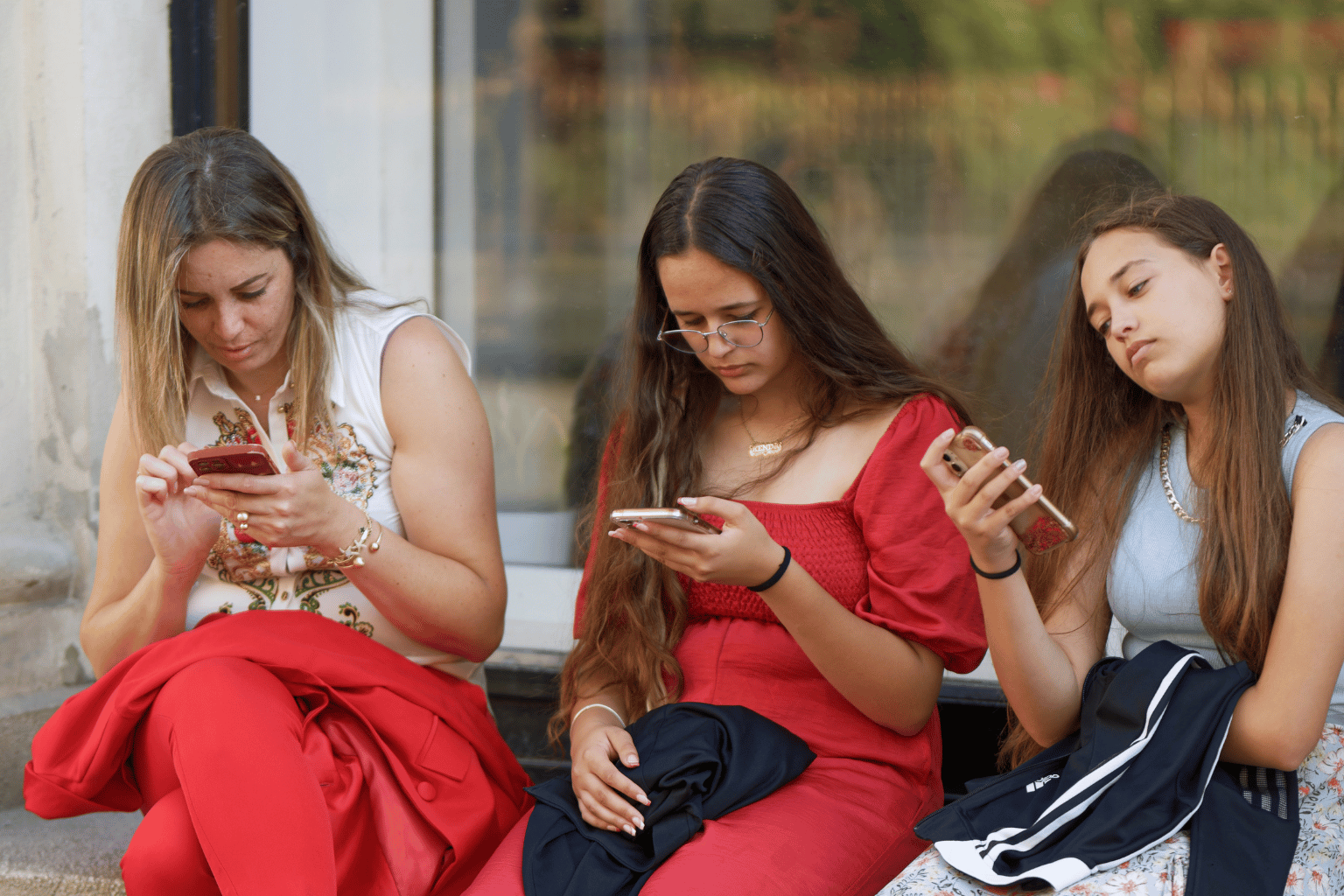 ZAŠTO NE MOŽEŠ DA OSTAVIŠ TELEFON (I KAKO DA POVRATIŠ KONTROLU)